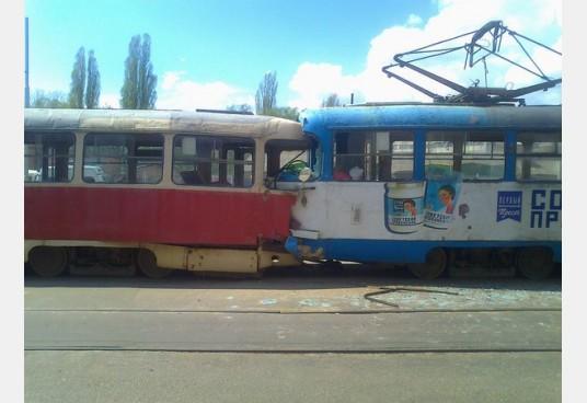 В Харькове столкнулись трамваи: пострадали 12 человек