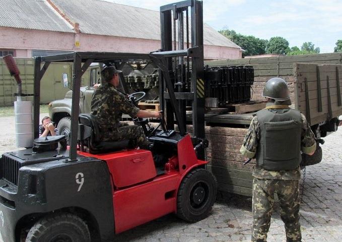 С апреля в зону АТО переправили 120 грузовиков с бронетанковым имуществом