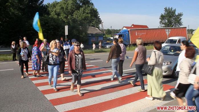 Жінки перекрили трасу Київ-Чоп із вимогою ротації на сході (ФОТО, ВІДЕО)