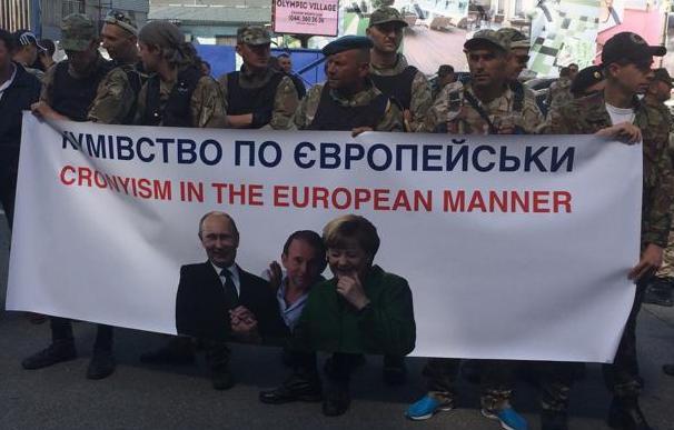 У Києві під представництвом ЄС вимагали не залучати Медведчука до переговорів на сході (ФОТО)