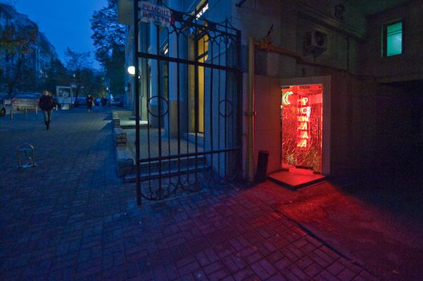 У центрі Києва невідомі в камуфляжі закидали гей-клуб петардами і шашками