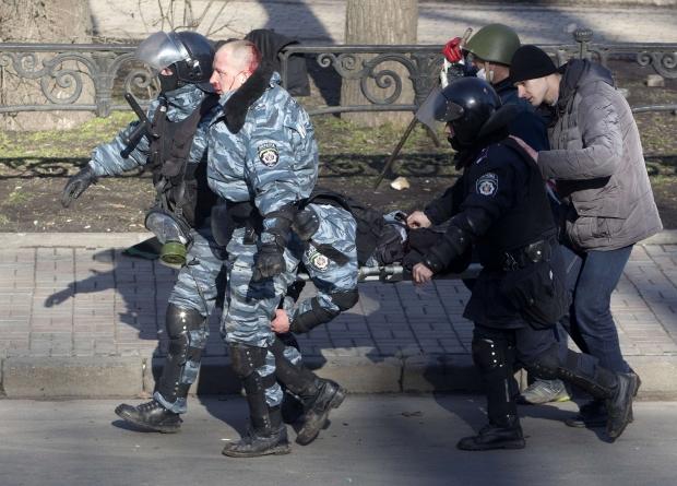 Почти 200 безоружных сотрудников милиции и ВВ получили огнестрельные ранения в районе Майдана — ВСК
