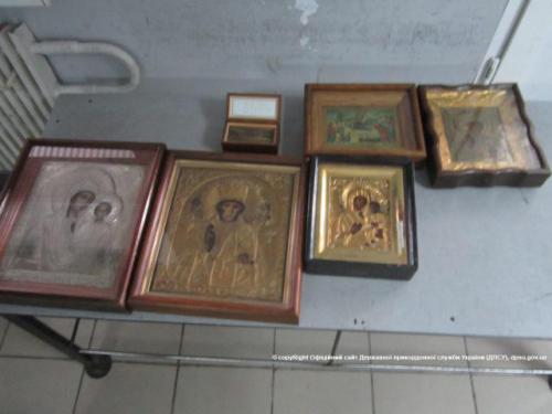 Пограничники помешали вывозу в РФ старинных книг, икон и останков гроба святого
