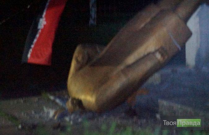 Три пам’ятники Леніну знесли за ніч на Херсонщині (ФОТО, ВІДЕО)