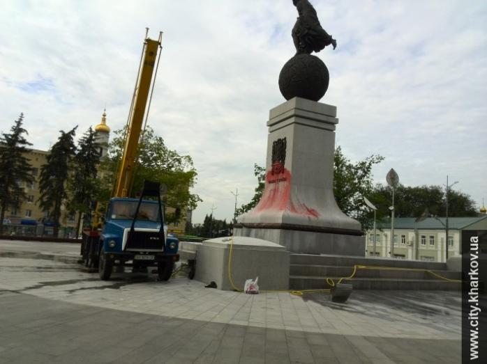 Вандалы облили краской памятник Независимости Украины в Харькове (ФОТО)