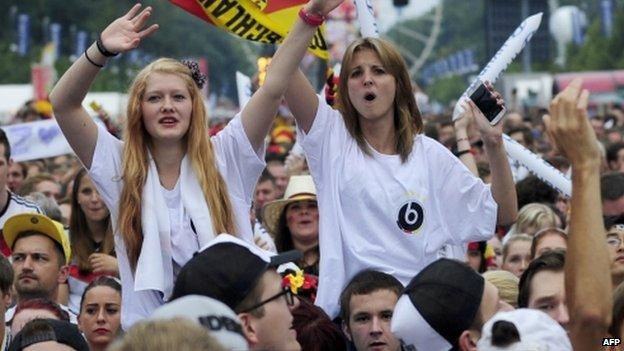 В Германии десятки тысяч футбольных фанатов встречают свою сборную (ФОТО)