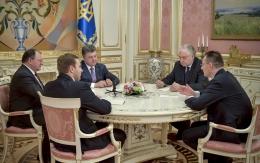 Порошенко провел встречу с главами конституционных судов Украины и трех стран ЕС