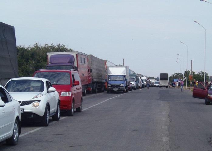 На украинской границе с Крымом стоят километровые очереди