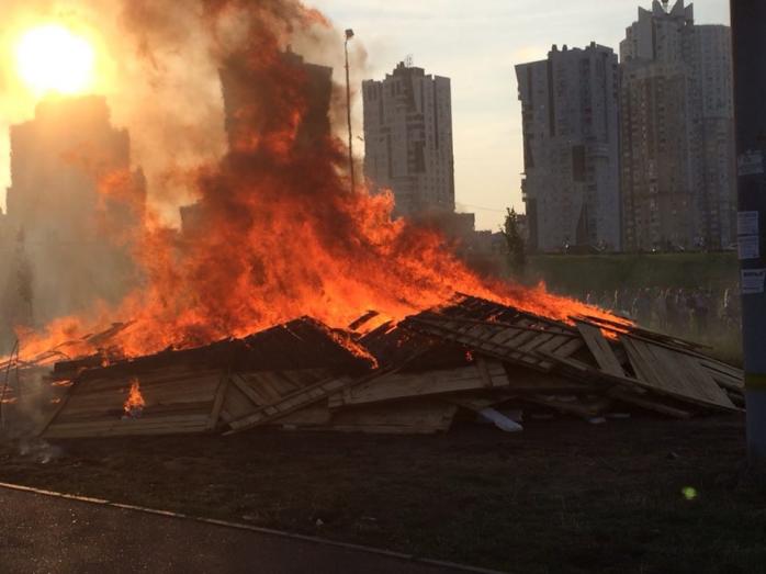 В Киеве активисты сожгли ограждение стройки (ФОТО)