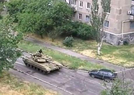 Террористы обстреляли Донецк из танков под украинскими флагами
