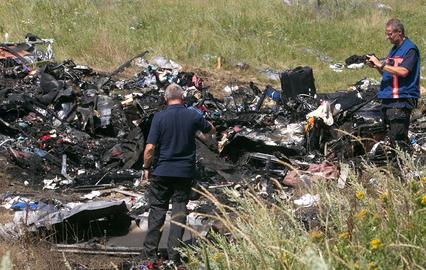 В Донецкой области 60 иностранных экспертов продолжают поиск тел и вещей с Boeing