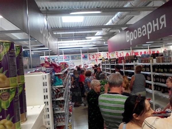 Жители Горловки стоят в многочасовых очередях за продуктами (ФОТО)