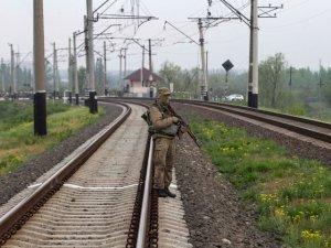 Боевики танками разрушают станции Донецкой железной дороги