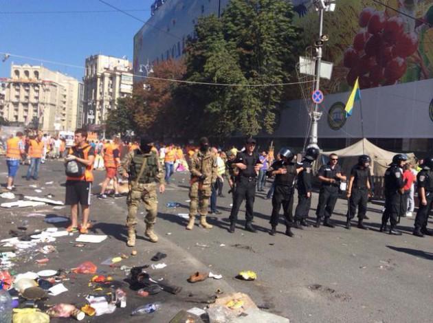 Жители Майдана построили на Крещатике новую баррикаду, коммунальщики вернулись