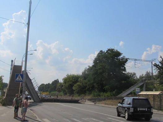У Подільському районі Києва впав пішохідний міст (ФОТО)