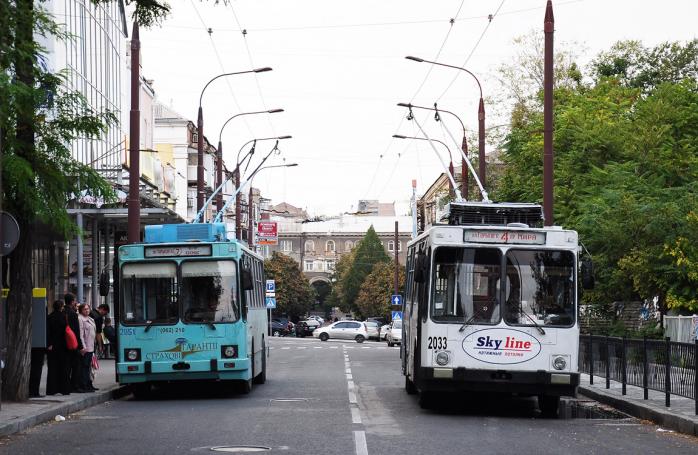 В Донецке ходит общественный транспорт, несмотря на взрывы и залпы