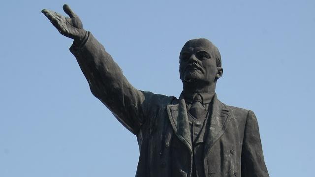 В Одесской области снесли два памятника Ленину
