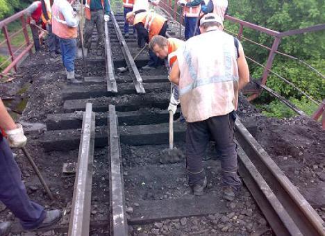 На сході України відновлено сім підірваних залізничних мостів