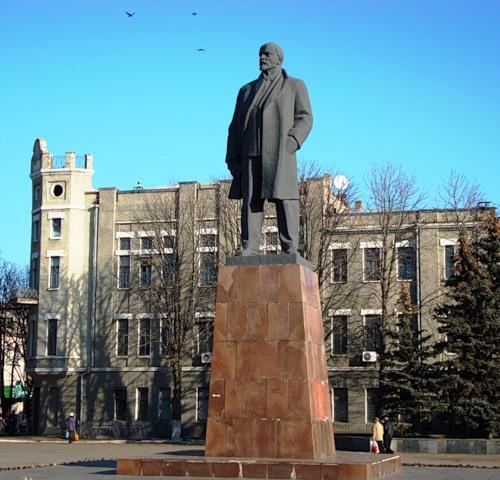 В Павлограді знесли пам’ятник Леніну (ВІДЕО)