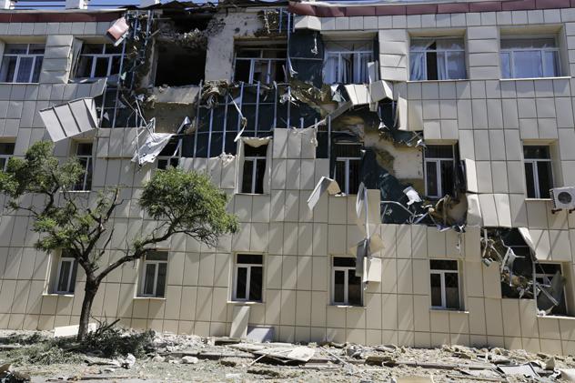 В Луганске разрушено или повреждено более половины школ