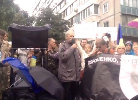 Под Минобороны активисты требуют подкрепления для бойцов в Иловайске. ФОТО, СТРИМ