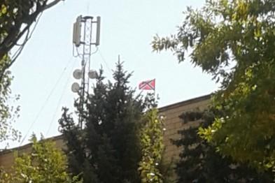 У Новоазовську над будівлею адміністрації з’явився прапор «Новоросії». ФОТО