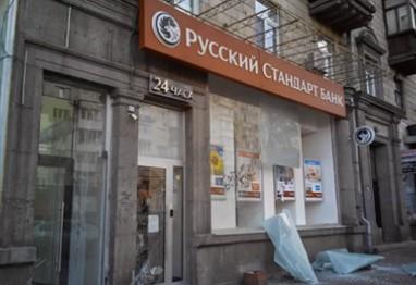 В Киеве около 20 человек в масках атаковали здания банка и АЗС. ВИДЕО