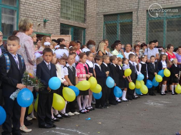 У Маріуполі в школах пролунав перший дзвоник, у Новоазовському районі навчальний рік відклали