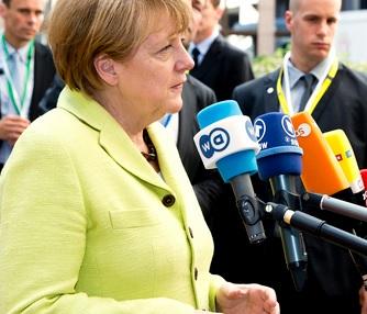 Меркель выступила за усиление санкций против России