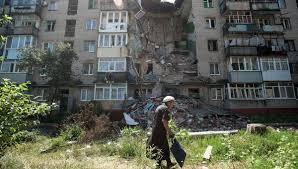 У Донецьку вночі обстріляли школу і будинки, поранено жінку