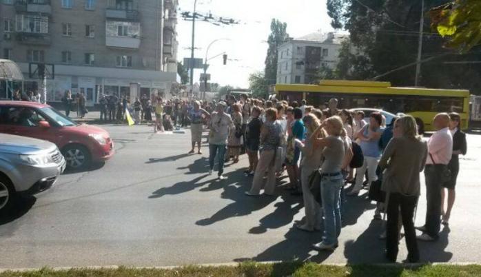 В Киеве митингующие перекрыли Воздухофлотский проспект. ФОТО