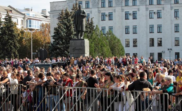 Луганск возвращается к нормальной жизни и отметил День города. ФОТО