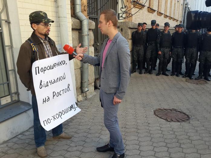 Автомайдан і «Правий сектор» вимагають від Порошенка не підписувати закони про Донбас. ФОТО