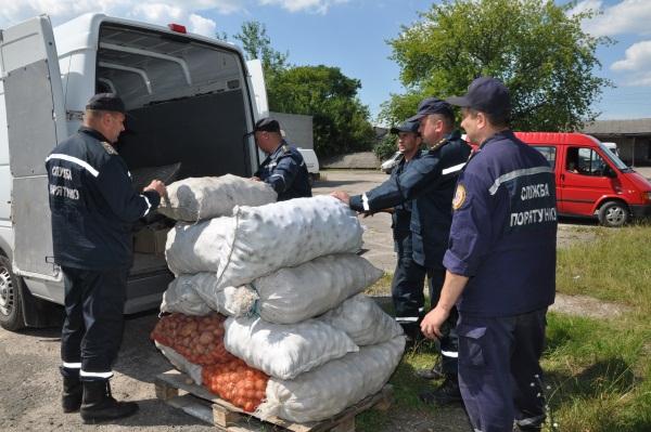 Українські рятувальники доставили вже майже 14 млн кг гуманітарної допомоги (виправлено)