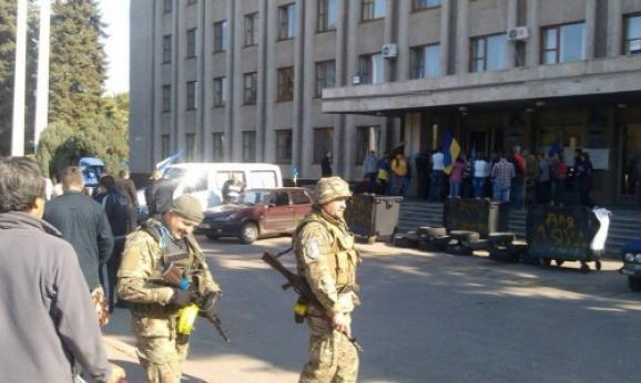 В Славянске жители блокировали горсовет с требованием люстрации. ФОТО