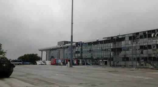 Терористи атакують аеропорт Донецька
