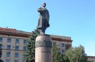 В Кривом Роге снесли памятник Ленину (ФОТО)