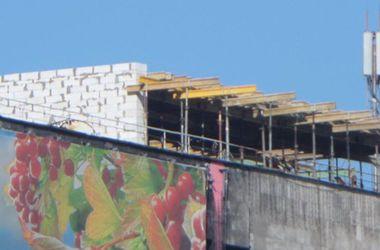 На крыше сгоревшего Дома профсоюзов начались незаконные строительные работы