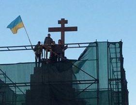 В Харькове вместо снесенного памятника Ленину установили крест (ФОТО)