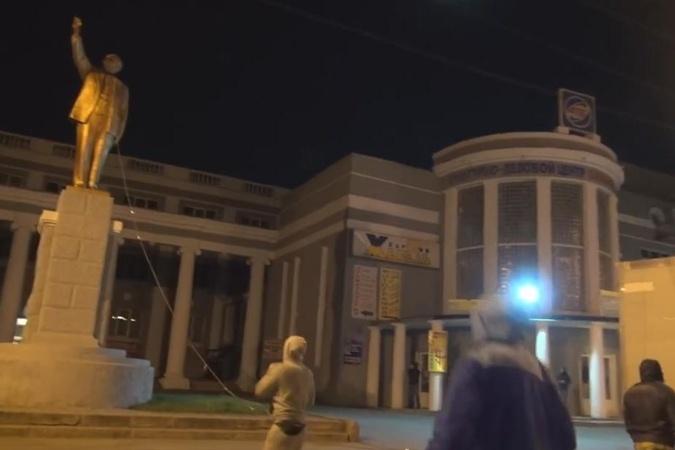 За ночь в Харькове повалили еще два памятника Ленину (ВИДЕО)