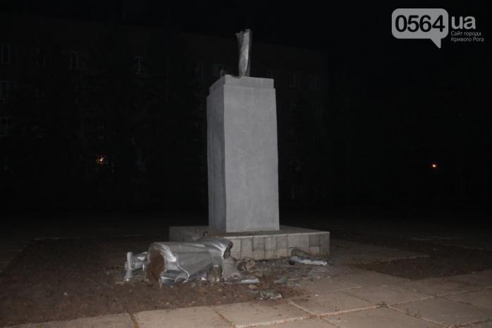 В Кривом Роге повалили уже третий в октябре памятник Ленину (ФОТО)