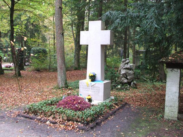 Возможность перезахоронения Бандеры в Украине рассмотрит Львовский облсовет