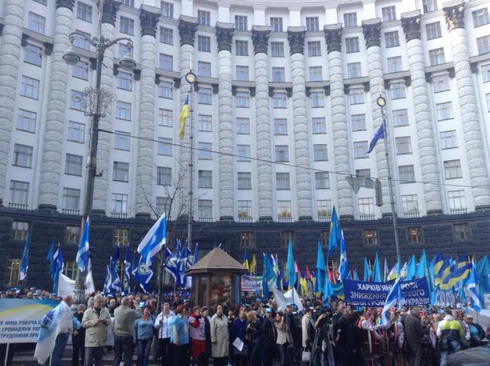 В Киеве представители ФПУ пикетируют Кабмин (ФОТО)