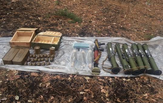 На Луганщині виявили схованку зі зброєю для терактів 26 жовтня (ФОТО)