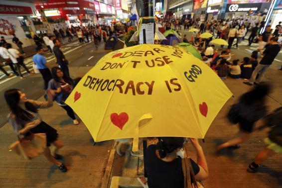 Протестующие в Гонконге проведут электронный опрос о предложениях власти