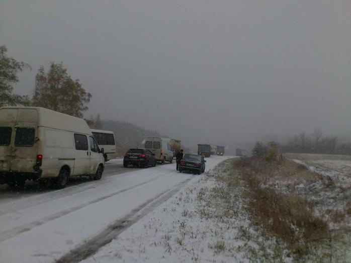 В Украине выпал первый снег, на дорогах заторы (ФОТО)