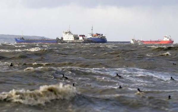 В Керченском проливе столкнулись паром и танкер