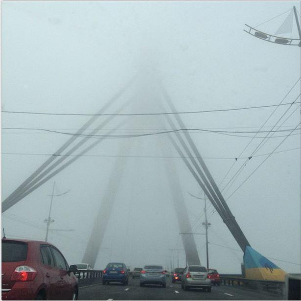 На столичному Південному мосту затор у 6 км через туман і ремонтні роботи
