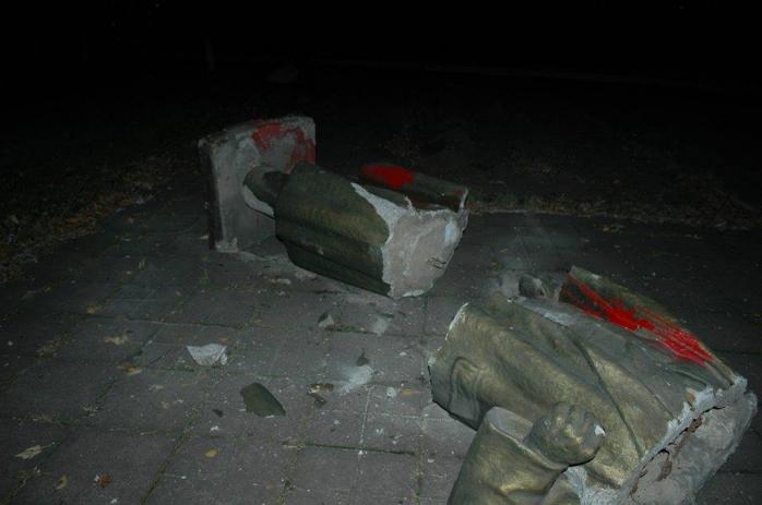 Ленінопад триває: у Запоріжжі повалено ще один пам’ятник Леніну (ФОТО)