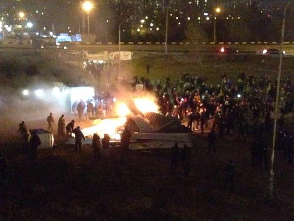 На Осокорках активісти підпалили огорожу забудовника (ФОТО)